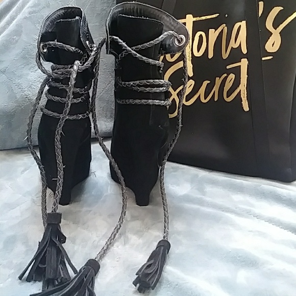 Colin stuart Wedge Heel w/fringe! - Picture 3 of 4